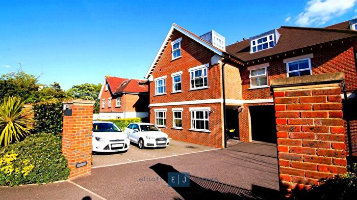 3 Bedroom Flat To Rent In Manor Road, Chigwell, IG7