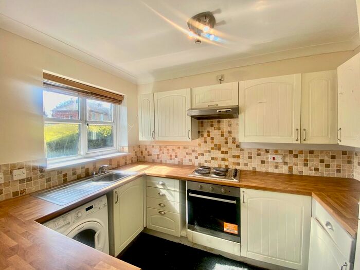 2 Bedroom Flat To Rent In Briarswood, Shirley, Southampton, SO16