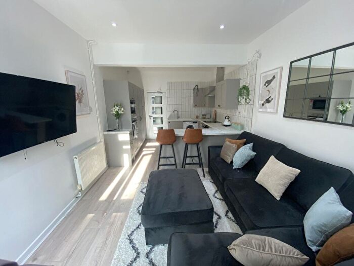 6 Bedroom House To Rent In Dawlish Road, Selly Oak, Birmingham, West Midlands, B29