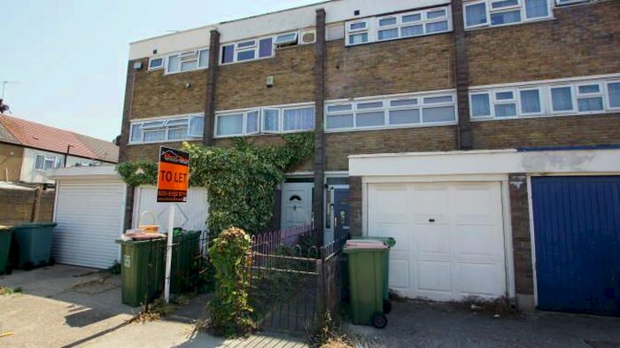 3 Bedroom Town House To Rent In St Quntin Road, Plaistow, E13