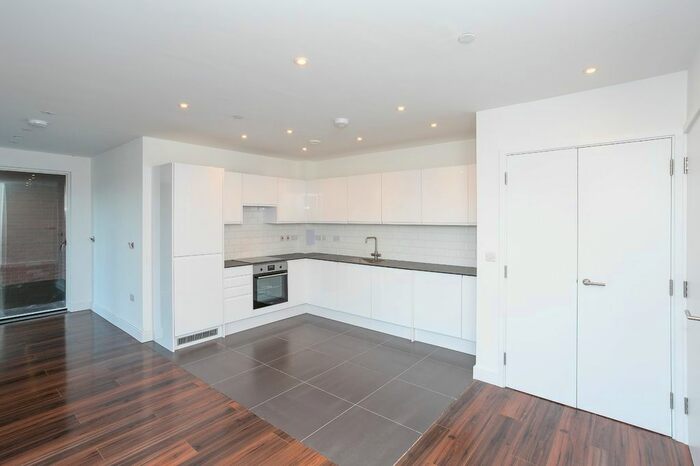 2 Bedroom Flat To Rent In Vicarage Road, Watford, Hertfordshire, WD18