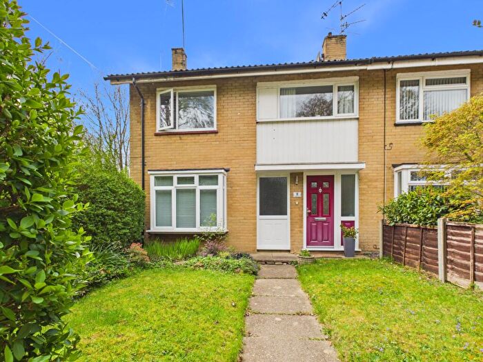 3 Bedroom End Of Terrace House For Sale In Smith Close, Crawley, RH10