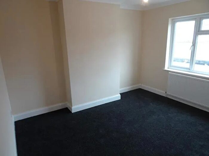 2 Bedroom Flat To Rent In Highlands Avenue, London, N21
