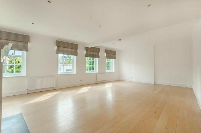 3 Bedroom Flat To Rent In Allen Street, High Street Kensington, London, W8