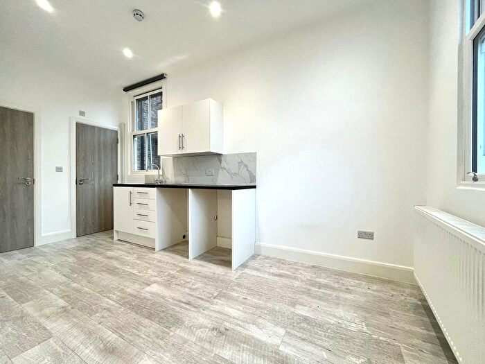 Studio To Rent In High Road, Willesden Green, NW10