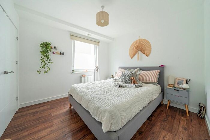 1 Bedroom Flat To Rent In Garden Road, Richmond, TW9