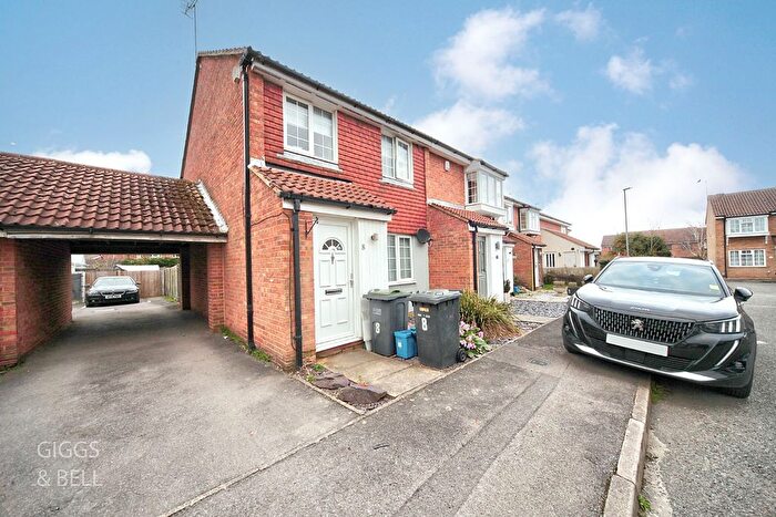 3 Bedroom End Terrace House For Sale In Renshaw Close, Luton, Bedfordshire, LU2