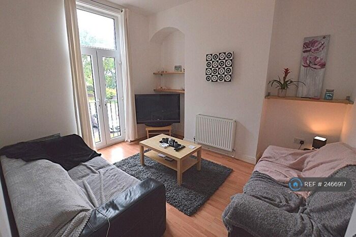 3 Bedroom Flat To Rent In Otley Road, Leeds, LS16