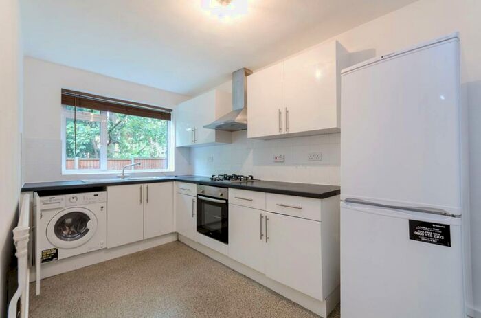 3 Bedroom Flat To Rent In Radcliffe Road, East Croydon, Croydon, CR0