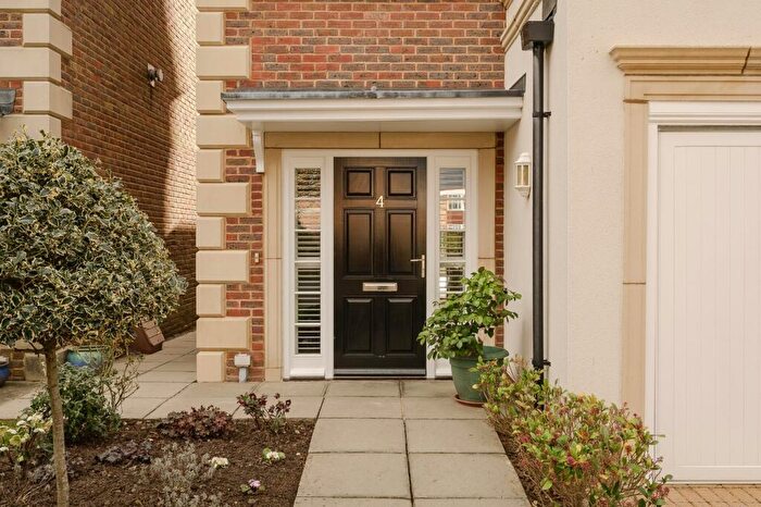 4 Bedroom Semi-Detached House To Rent In Lincoln Grove, Weybridge, KT13