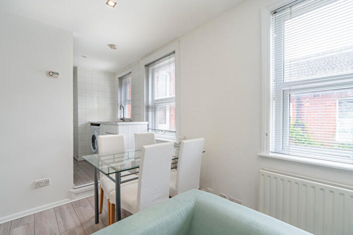 1 Bedroom Flat To Rent In Thornbury Avenue, Southampton, Hampshire, SO15