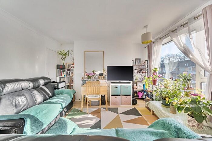 1 Bedroom Flat For Sale In Finucane Court, Richmond, TW9