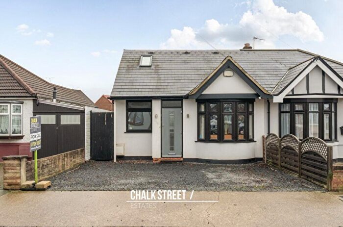 4 Bedroom Semi-Detached Bungalow For Sale In Alma Avenue, Hornchurch, RM12
