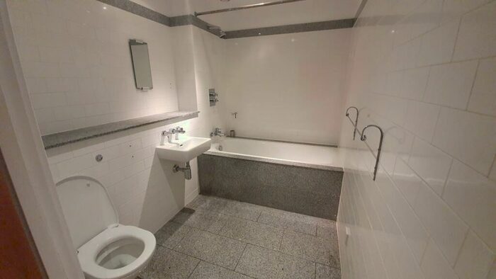 2 Bedroom Apartment To Rent In Isaac Way, Manchester, M4