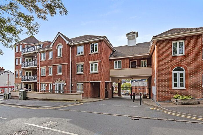 2 Bedroom Flat For Sale In Hamilton Road, High Wycombe, HP13
