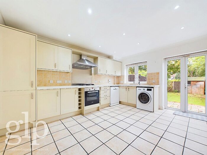 4 Bedroom Flat To Rent In London, Greater London, SW19