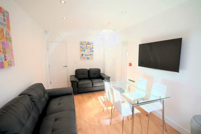 8 Bedroom Terraced House To Rent In Mabfield Road, Fallowfield, M14