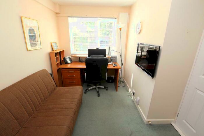 4 Bedroom Town House To Rent In Woking, GU22