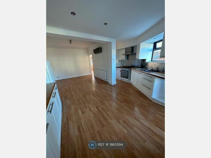4 Bedroom Semi-Detached House To Rent In Kenmore Avenue, Harrow, HA3