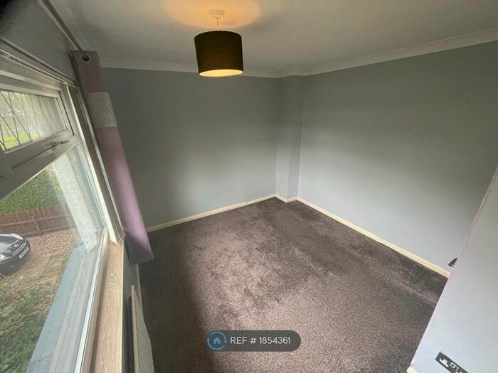 3 Bedroom Semi-Detached House To Rent In Ravenscliffe Avenue, Bradford, BD10