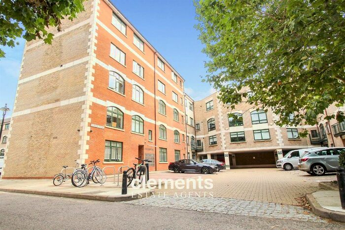 1 Bedroom Flat To Rent In Corner Hall, Hemel Hempstead, HP3