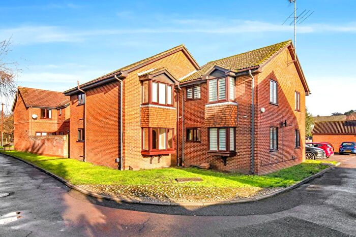 1 Bedroom Flat For Sale In The Beeches, Ash Vale, GU12