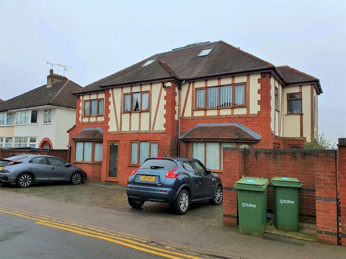 1 Bedroom Apartment To Rent In Edward Close, St. Albans, Hertfordshire, AL1