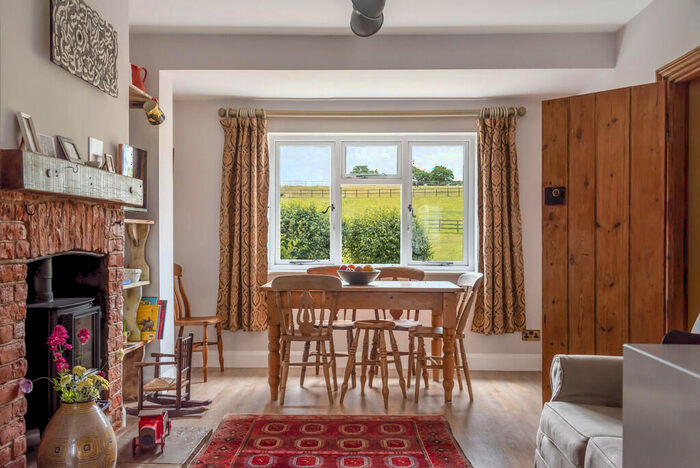 2 Bedroom Cottage To Rent In One Tree Hill Road, Guildford, GU4