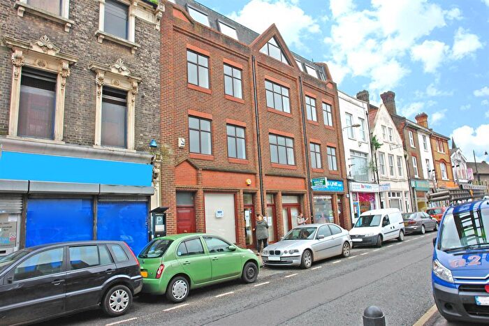 3 Bedroom Flat To Rent In High Street, Chatham, ME4