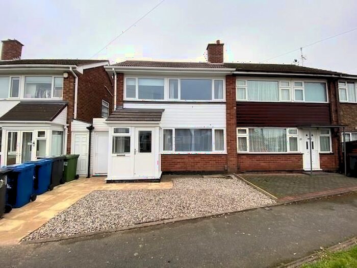 3 Bedroom Semi-Detached House To Rent In Lomond Close, Tamworth, B79