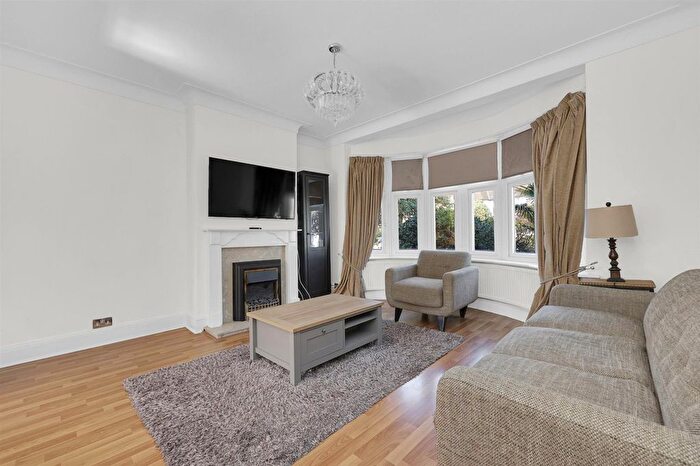 4 Bedroom Semi-Detached House To Rent In West Hill Way, London, N20