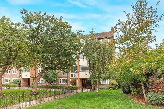 2 Bedroom Flat For Sale In Railway Side, Barnes, London, SW13
