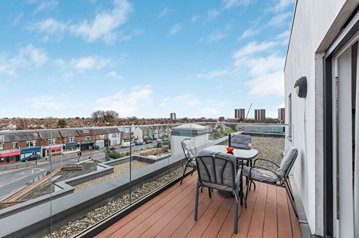 2 Bedroom Penthouse For Sale In Southpoint, Prittlewell, SS2