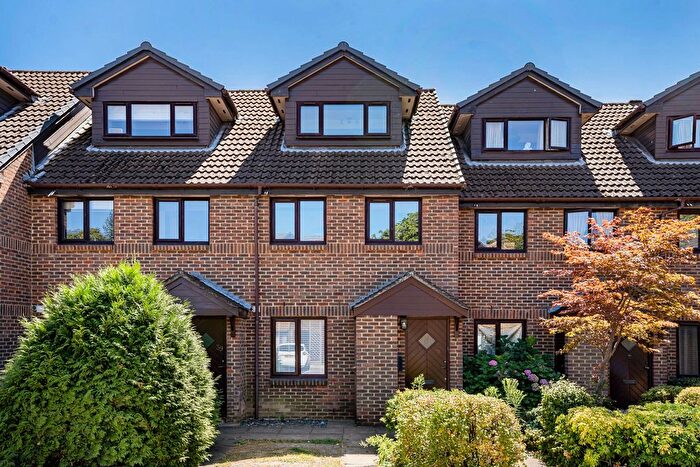 2 Bedroom Flat For Sale In Benwell Court, Sunbury-On-Thames, Surrey, TW16