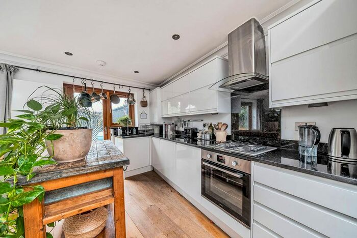 2 Bedroom Flat To Rent In Crescent Road, Crouch End, London, N8