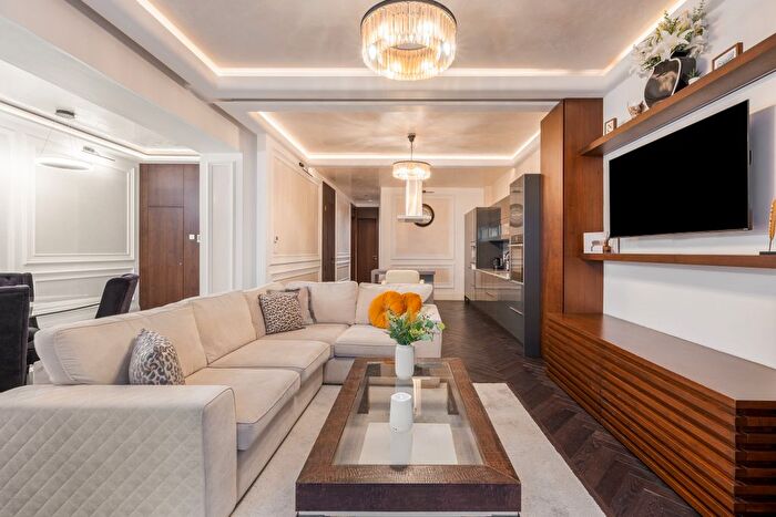 3 Bedroom Flat To Rent In Lexham Gardens, London, W8