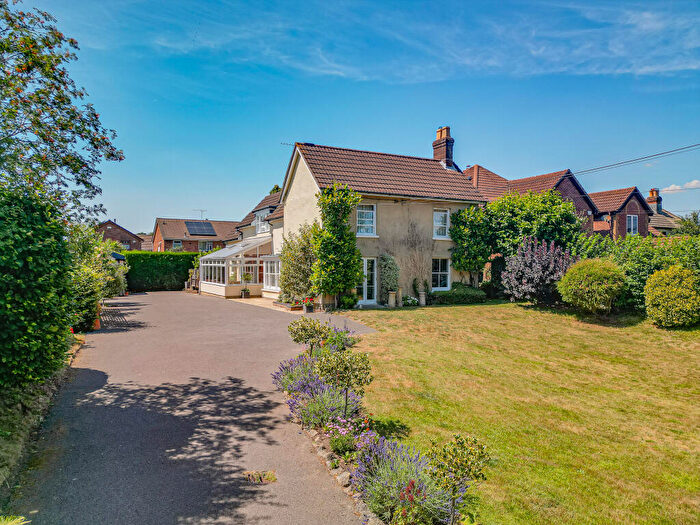 4 Bedroom Detached House For Sale In Botley Road, Fair Oak, Hampshire, SO50