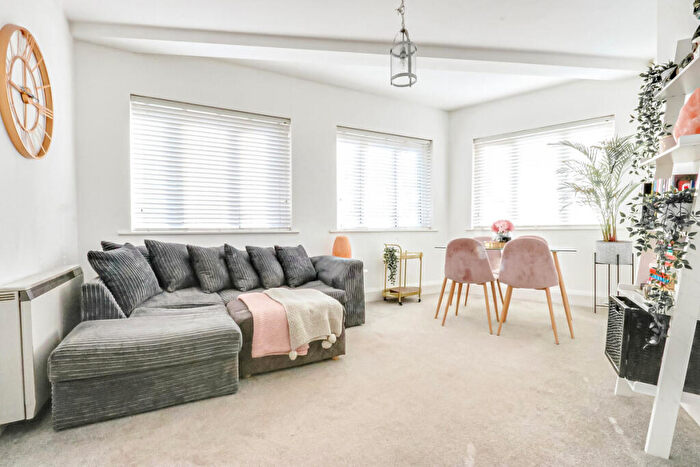 1 Bedroom Apartment For Sale In Rectory Grove, Leigh-on-Sea, SS9