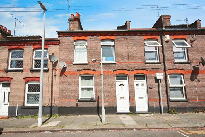 3 Bedroom Terraced House For Sale In Baker Street, Luton, LU1