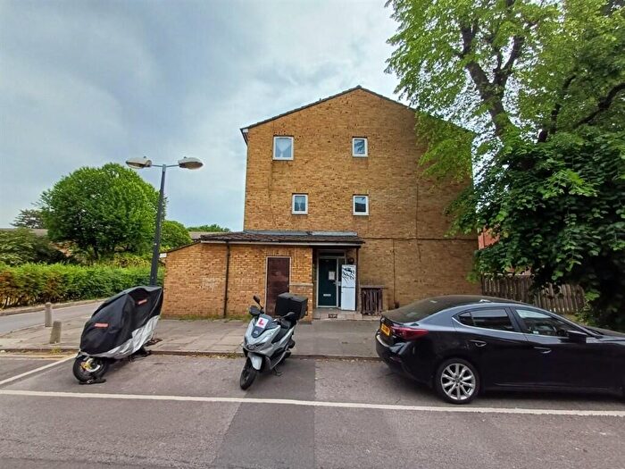 3 Bedroom Maisonette For Sale In Montague Square, London, SE15