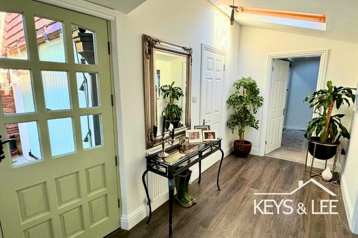 2 Bedroom Detached Bungalow To Rent In Elm Road, Romford, RM7