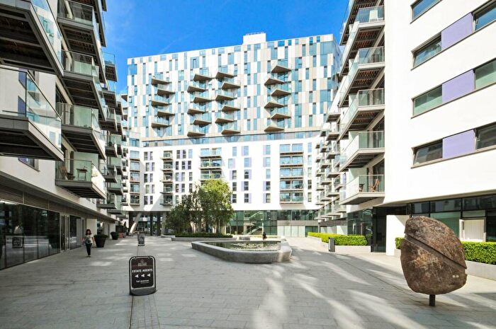 2 Bedroom Flat To Rent In Saffron Central Square, Croydon, London, CR0