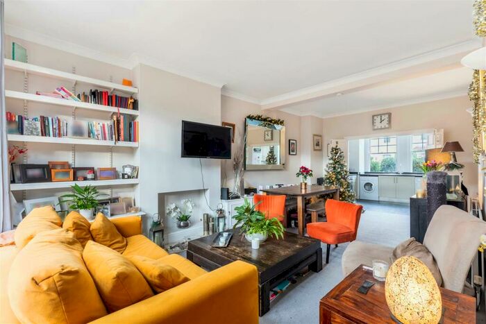 2 Bedroom Flat To Rent In Connaught Avenue, East Sheen, SW14