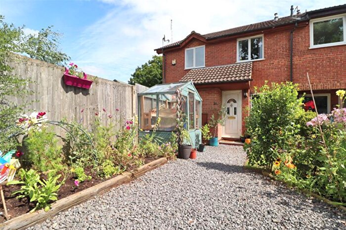 2 Bedroom End Of Terrace House To Rent In Woking, Surrey, GU21