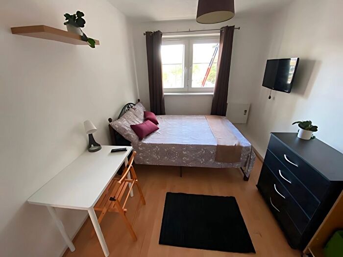 3 Bedroom Flat To Rent In Cambridge Heath Road, London, E1