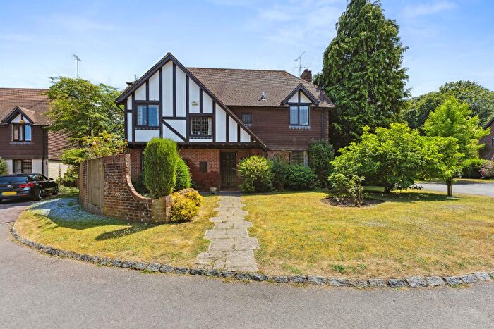 4 Bedroom Detached House For Sale In Goldenfields Close, Liphook, GU30