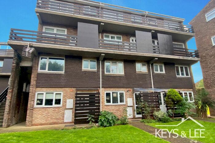 2 Bedroom Flat To Rent In Rise Park Parade, Romford, RM1