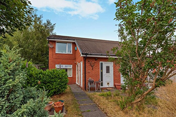 2 Bedroom Maisonette For Sale In Armitage Close, Middleton, Manchester, M24
