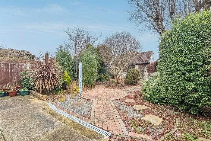 4 Bedroom Chalet For Sale In Weybourne Gardens, Southend-On-Sea, SS2