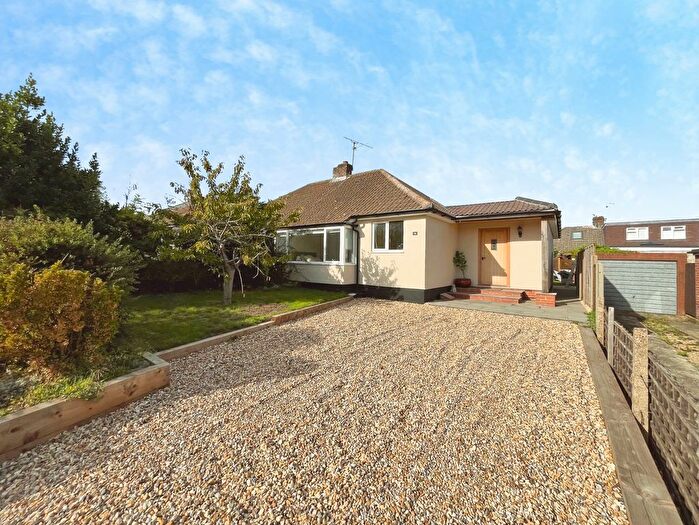 3 Bedroom Bungalow For Sale In Upper Weybourne Lane, Farnham, Surrey, GU9